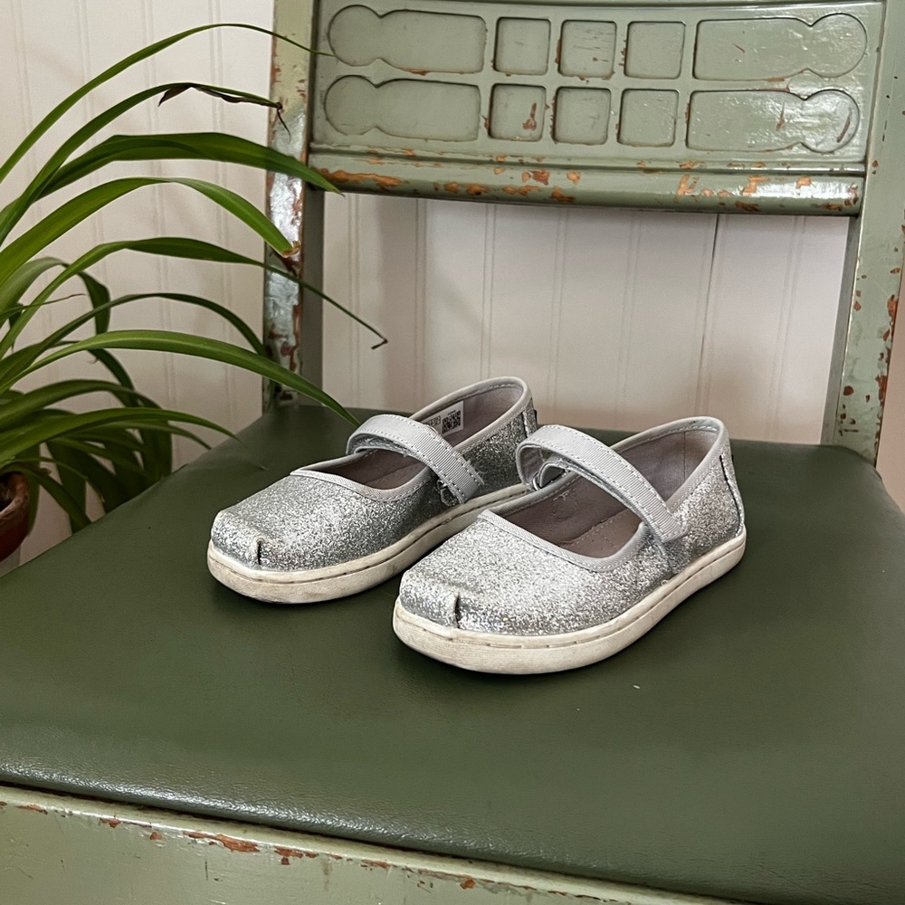 Sparkly “silver glitter” Tom’s girl’s Mary Jane shoes, size 9